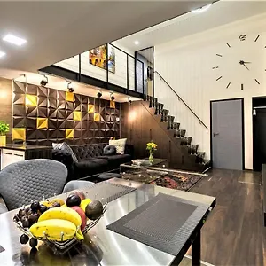  Apartment Goldcentral Art B6-private Terrace-steps From New York Cafe