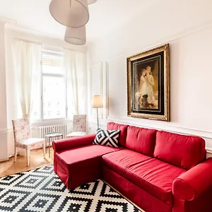 Appartamento Golden Esthetic With Red Sofa, Budapest