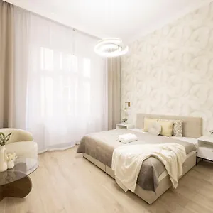 Luxurious & Elegance W18 Grand W' Balcony By Prestige Homes דירה